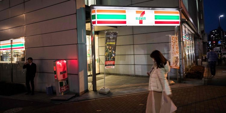 Japanese convenience stores ban porn