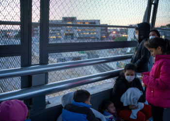 Trump says to sign executive order temporarily suspending immigration to US