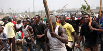 Ghana: Angry residents chase out lockdown escapees