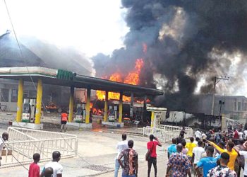 Nigeria: Fire guts NNPC station, 30 cars, buildings in Lagos