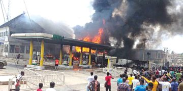 Nigeria: Fire guts NNPC station, 30 cars, buildings in Lagos