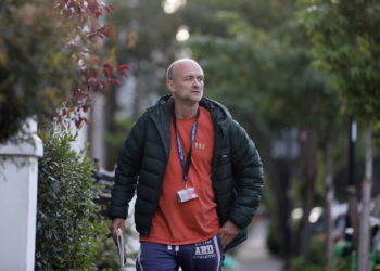 UK PM faces cabinet revolt over senior adviser who violated lockdown