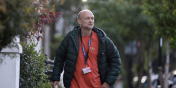 UK PM faces cabinet revolt over senior adviser who violated lockdown