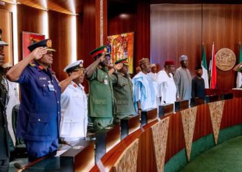 NIGERIA: Buhari, service chiefs meet