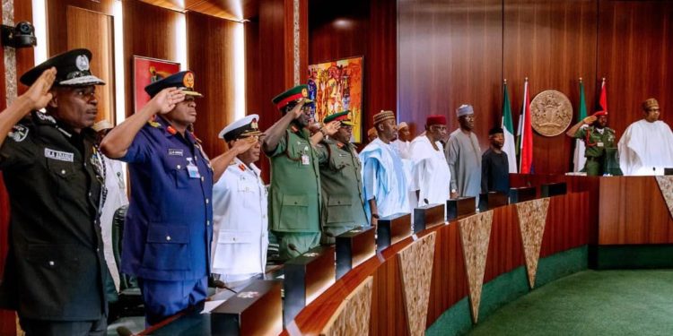 NIGERIA: Buhari, service chiefs meet