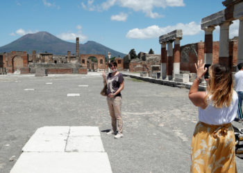 Italy reopens to tourists despite persisting cases