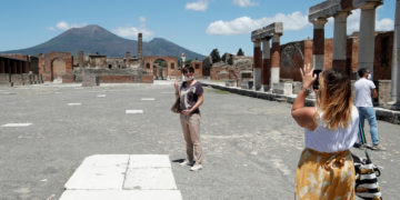 Italy reopens to tourists despite persisting cases