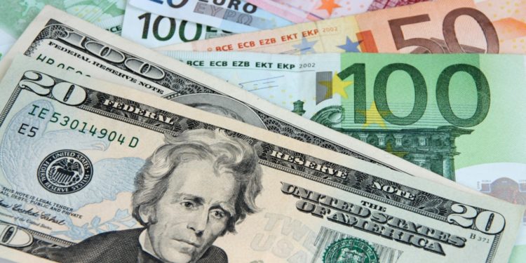 Angolan Currency Continues Depreciating Against Dollar, Euro