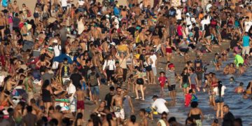 Brazil sees daily increase of over 14,000 COVID-19 cases as heatwaves cause crowded beaches