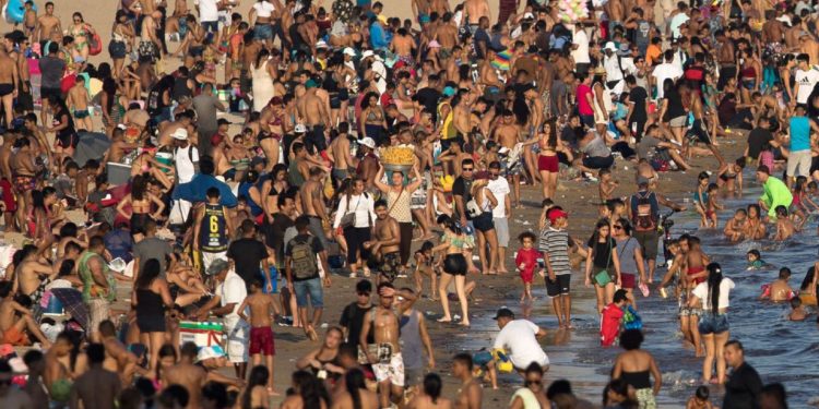 Brazil sees daily increase of over 14,000 COVID-19 cases as heatwaves cause crowded beaches