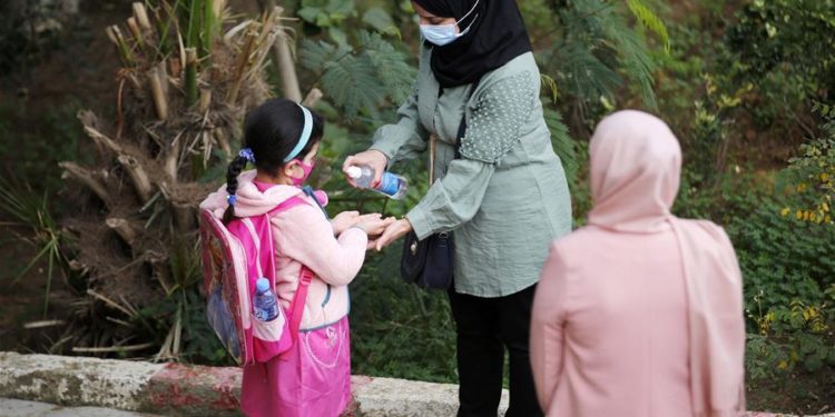 Algerian PM calls for respecting preventive measures following school reopening