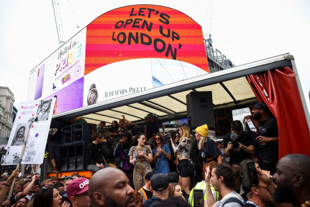 Let´s open up UK: scientists say is 'dangerous'