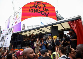 Let´s open up UK: scientists say is 'dangerous'