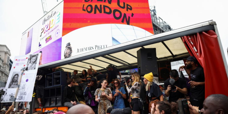 Let´s open up UK: scientists say is 'dangerous'