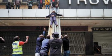 South Africa: Death toll of the erupted unrest climbs to 72