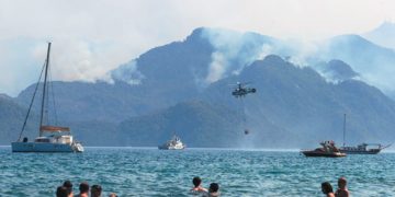 Int´l: Panicked tourists in Turkey hurried to the seashore to wait for rescue boats