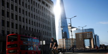 Int´l: UK records highest daily coronavirus-related death toll since March