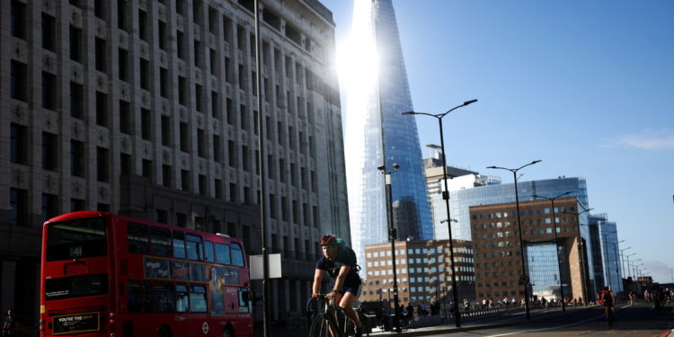 Int´l: UK records highest daily coronavirus-related death toll since March