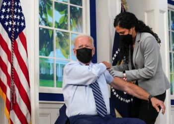 Int´l: US President Joe Biden rolled up his shirt sleeve for a COVID-19 vaccine booster