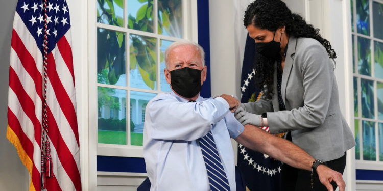 Int´l: US President Joe Biden rolled up his shirt sleeve for a COVID-19 vaccine booster