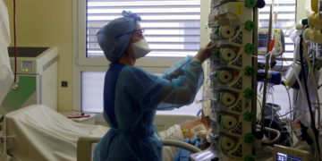 Paris: Omicron threatens to overwhelm French hospitals