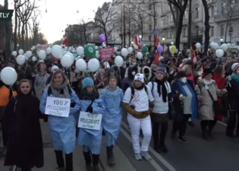 The Austrian government’s plan to make vaccination against Covid-19 mandatory has sparked mass protests