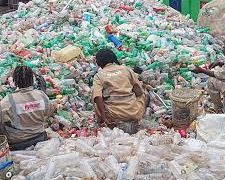 Monrovia: Waste management and recycling businesses in Liberia are using plastic waste to avert CO2 emissions associated with the burning of these plastics.
