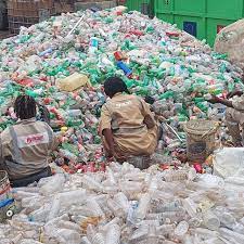Monrovia: Waste management and recycling businesses in Liberia are using plastic waste to avert CO2 emissions associated with the burning of these plastics.