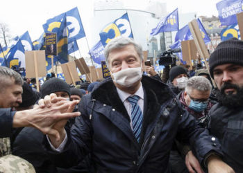 Moscow: Putin offers Ukrainian ex-president political asylum after talks with Macron