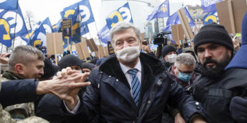 Moscow: Putin offers Ukrainian ex-president political asylum after talks with Macron