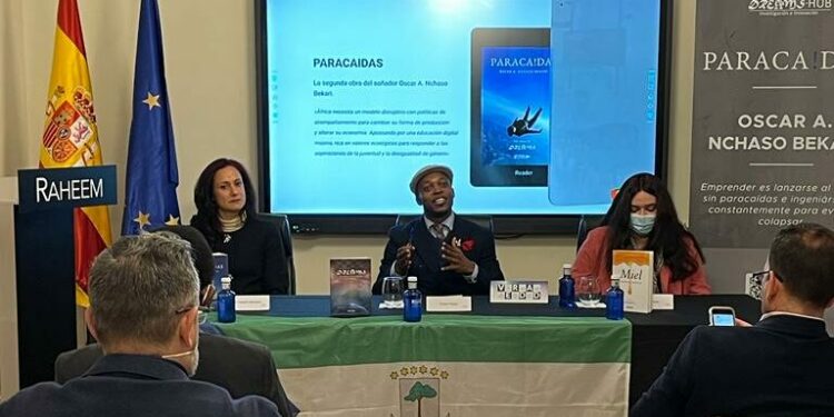 SPAIN: Paraca!das - Author Oscar Nchaso Presents His Book