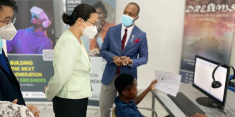 Equatorial Guinea: Chinese Ambassador, Qi Mei, Visits Dreams Hub, AfriLabs member.