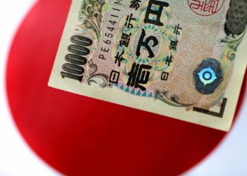 Economy: Yen's fall pressures Japan's companies, consumers