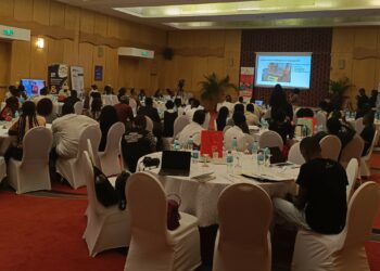 Innovation and youth unite at Guinea Equatorial’s first major entrepreneurship forum The event highlighted the central role of youth as a driving force for innovation and growth, stressing the need to support them in transforming the national economy. For hours, the main hall of the Bisila Palace Hotel in Malabo buzzed with energy, creativity, and optimism. Dozens of young entrepreneurs, innovation experts, business leaders, and institutional representatives gathered to take part in the country’s first-ever World Entrepreneurship Day. The initiative, organized by the General Directorate of Youth, marked a turning point in national efforts to strengthen the entrepreneurial ecosystem. From the opening remarks, the atmosphere was dynamic and engaging. Many of the participants — students, recent graduates, and emerging entrepreneurs — shared ideas, exchanged contacts, and benefited from the guidance of mentors and industry specialists. Workshops, hands-on sessions, and inspiring talks were among the highlights of the day. Among the key players was Dreams Hub, a leading innovation center dedicated to helping young people turn their ideas into reality. As its director put it: “We have created a space where young people can dream, create, and transform. Here, ideas don’t just emerge — they are nurtured and brought to life.” The day also served to strengthen alliances. Institutions such as INPYDE, KOIA HUB, IDENTIC Foundation, WOOMAX S.L, Ozuru Group, and Dance Street Boys reaffirmed their commitment to youth entrepreneurship, actively engaging in workshops, offering mentorship, and providing valuable resources and opportunities. Messages from authorities resonated strongly. Gabriel Mbaga Obiang Lima, President of the CAPS Partnership Committee, reminded participants that ideas outweigh initial funding: “The first step to becoming an entrepreneur isn’t money — it’s the idea. Young people are not the future; they are the present.” Meanwhile, the Director General of Youth encouraged participants to look beyond perfection: “What our young people need is to aspire to excellence. That’s why we are here — to support them, together with partners like Dreams Hub.” The event closed with a lively cocktail reception and a networking space where new connections were forged and existing ones strengthened. Cultural performances added a festive touch to a day that many described as the beginning of a new chapter for entrepreneurship in Guinea Equatorial. What became clear is that the ideas are there — and Equatoguinean youth are ready to drive change with creativity, innovation, and courage.