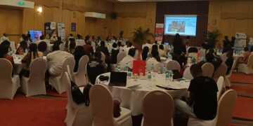 Innovation and youth unite at Guinea Equatorial’s first major entrepreneurship forum The event highlighted the central role of youth as a driving force for innovation and growth, stressing the need to support them in transforming the national economy. For hours, the main hall of the Bisila Palace Hotel in Malabo buzzed with energy, creativity, and optimism. Dozens of young entrepreneurs, innovation experts, business leaders, and institutional representatives gathered to take part in the country’s first-ever World Entrepreneurship Day. The initiative, organized by the General Directorate of Youth, marked a turning point in national efforts to strengthen the entrepreneurial ecosystem. From the opening remarks, the atmosphere was dynamic and engaging. Many of the participants — students, recent graduates, and emerging entrepreneurs — shared ideas, exchanged contacts, and benefited from the guidance of mentors and industry specialists. Workshops, hands-on sessions, and inspiring talks were among the highlights of the day. Among the key players was Dreams Hub, a leading innovation center dedicated to helping young people turn their ideas into reality. As its director put it: “We have created a space where young people can dream, create, and transform. Here, ideas don’t just emerge — they are nurtured and brought to life.” The day also served to strengthen alliances. Institutions such as INPYDE, KOIA HUB, IDENTIC Foundation, WOOMAX S.L, Ozuru Group, and Dance Street Boys reaffirmed their commitment to youth entrepreneurship, actively engaging in workshops, offering mentorship, and providing valuable resources and opportunities. Messages from authorities resonated strongly. Gabriel Mbaga Obiang Lima, President of the CAPS Partnership Committee, reminded participants that ideas outweigh initial funding: “The first step to becoming an entrepreneur isn’t money — it’s the idea. Young people are not the future; they are the present.” Meanwhile, the Director General of Youth encouraged participants to look beyond perfection: “What our young people need is to aspire to excellence. That’s why we are here — to support them, together with partners like Dreams Hub.” The event closed with a lively cocktail reception and a networking space where new connections were forged and existing ones strengthened. Cultural performances added a festive touch to a day that many described as the beginning of a new chapter for entrepreneurship in Guinea Equatorial. What became clear is that the ideas are there — and Equatoguinean youth are ready to drive change with creativity, innovation, and courage.