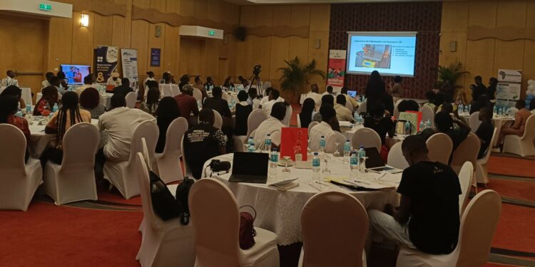 Innovation and youth unite at Guinea Equatorial’s first major entrepreneurship forum The event highlighted the central role of youth as a driving force for innovation and growth, stressing the need to support them in transforming the national economy. For hours, the main hall of the Bisila Palace Hotel in Malabo buzzed with energy, creativity, and optimism. Dozens of young entrepreneurs, innovation experts, business leaders, and institutional representatives gathered to take part in the country’s first-ever World Entrepreneurship Day. The initiative, organized by the General Directorate of Youth, marked a turning point in national efforts to strengthen the entrepreneurial ecosystem. From the opening remarks, the atmosphere was dynamic and engaging. Many of the participants — students, recent graduates, and emerging entrepreneurs — shared ideas, exchanged contacts, and benefited from the guidance of mentors and industry specialists. Workshops, hands-on sessions, and inspiring talks were among the highlights of the day. Among the key players was Dreams Hub, a leading innovation center dedicated to helping young people turn their ideas into reality. As its director put it: “We have created a space where young people can dream, create, and transform. Here, ideas don’t just emerge — they are nurtured and brought to life.” The day also served to strengthen alliances. Institutions such as INPYDE, KOIA HUB, IDENTIC Foundation, WOOMAX S.L, Ozuru Group, and Dance Street Boys reaffirmed their commitment to youth entrepreneurship, actively engaging in workshops, offering mentorship, and providing valuable resources and opportunities. Messages from authorities resonated strongly. Gabriel Mbaga Obiang Lima, President of the CAPS Partnership Committee, reminded participants that ideas outweigh initial funding: “The first step to becoming an entrepreneur isn’t money — it’s the idea. Young people are not the future; they are the present.” Meanwhile, the Director General of Youth encouraged participants to look beyond perfection: “What our young people need is to aspire to excellence. That’s why we are here — to support them, together with partners like Dreams Hub.” The event closed with a lively cocktail reception and a networking space where new connections were forged and existing ones strengthened. Cultural performances added a festive touch to a day that many described as the beginning of a new chapter for entrepreneurship in Guinea Equatorial. What became clear is that the ideas are there — and Equatoguinean youth are ready to drive change with creativity, innovation, and courage.