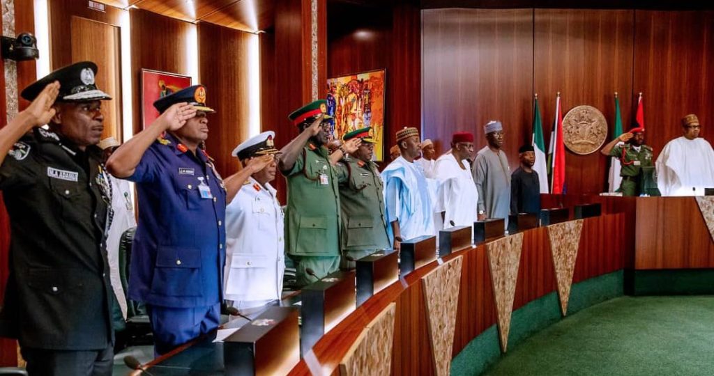 NIGERIA: Buhari, service chiefs meet