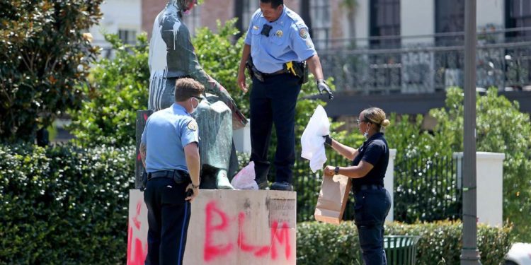 US House votes to remove Confederate statues from Capitol