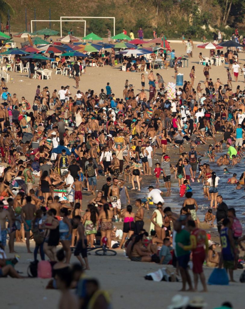 Brazil sees daily increase of over 14,000 COVID-19 cases as heatwaves cause crowded beaches