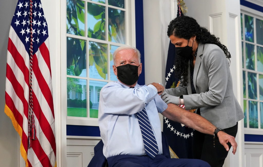 Int´l: US President Joe Biden rolled up his shirt sleeve for a COVID-19 vaccine booster
