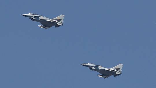 Int´l: Chinese Air Force alarms Taiwan with massive flyby