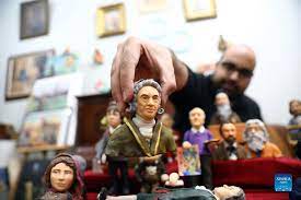 Egypt: Artist carves miniature sculptures of 100 influential world figures