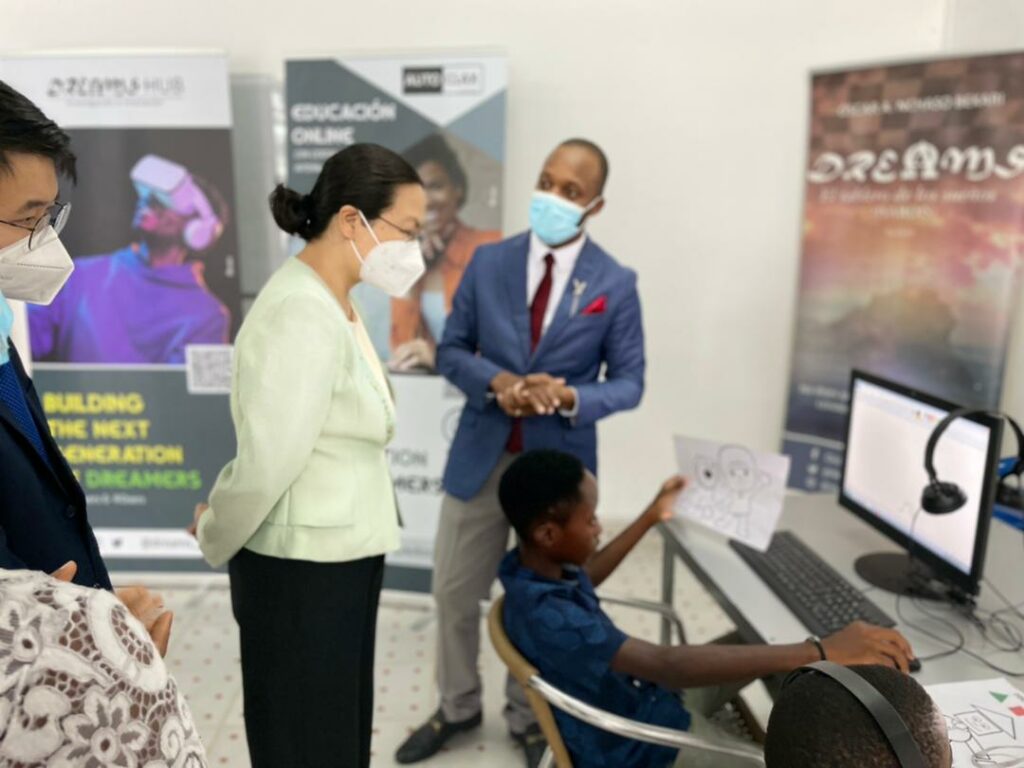 Equatorial Guinea: Chinese Ambassador, Qi Mei, Visits Dreams Hub, AfriLabs member.
