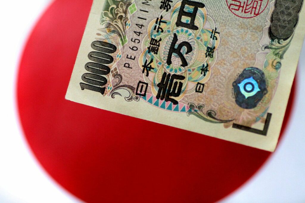 Economy: Yen's fall pressures Japan's companies, consumers