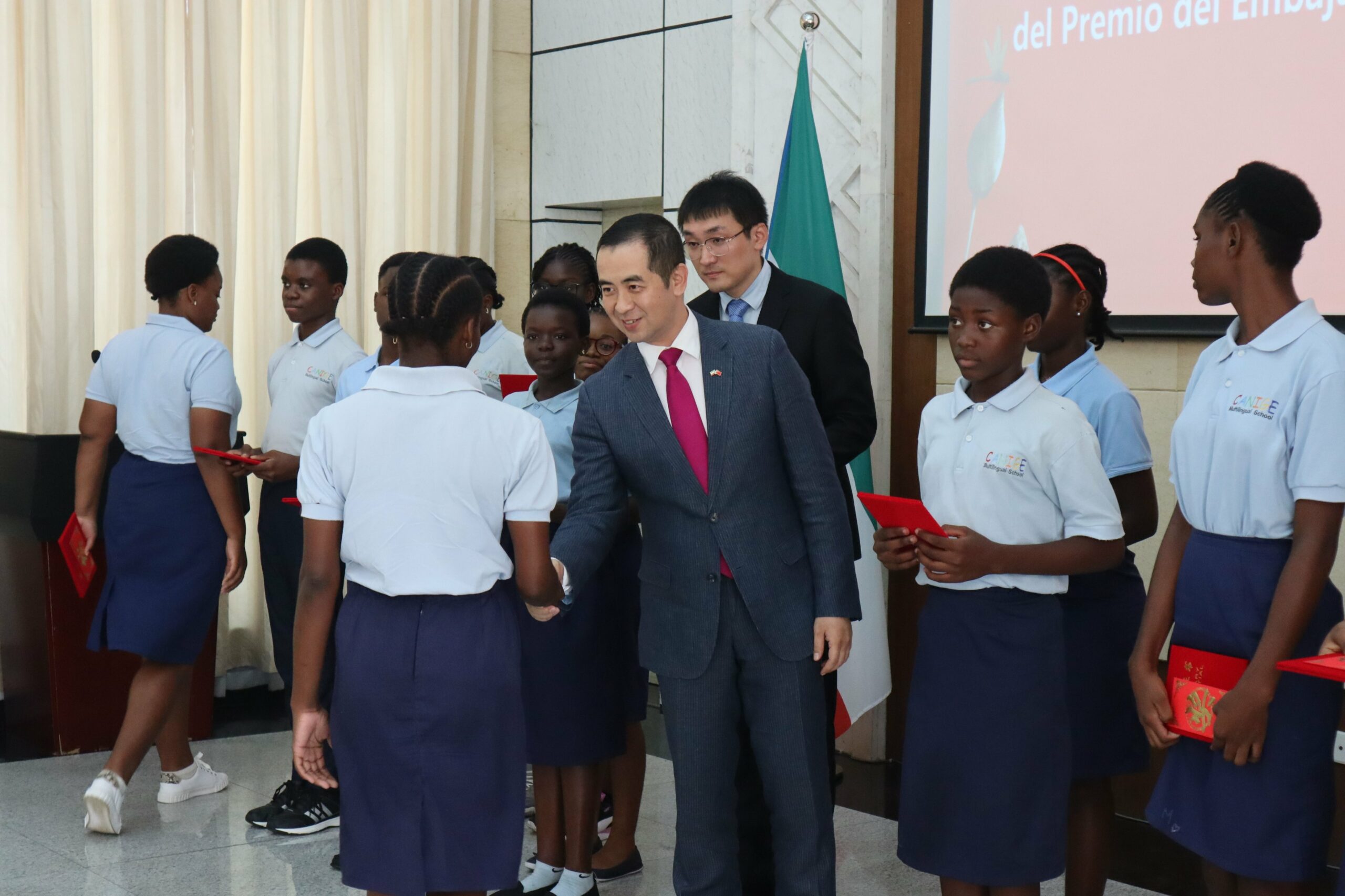Celebrating Student Excellence: Chinese Chargé d'Affaires Awards 47 Students in Malabo, Equatorial Guinea