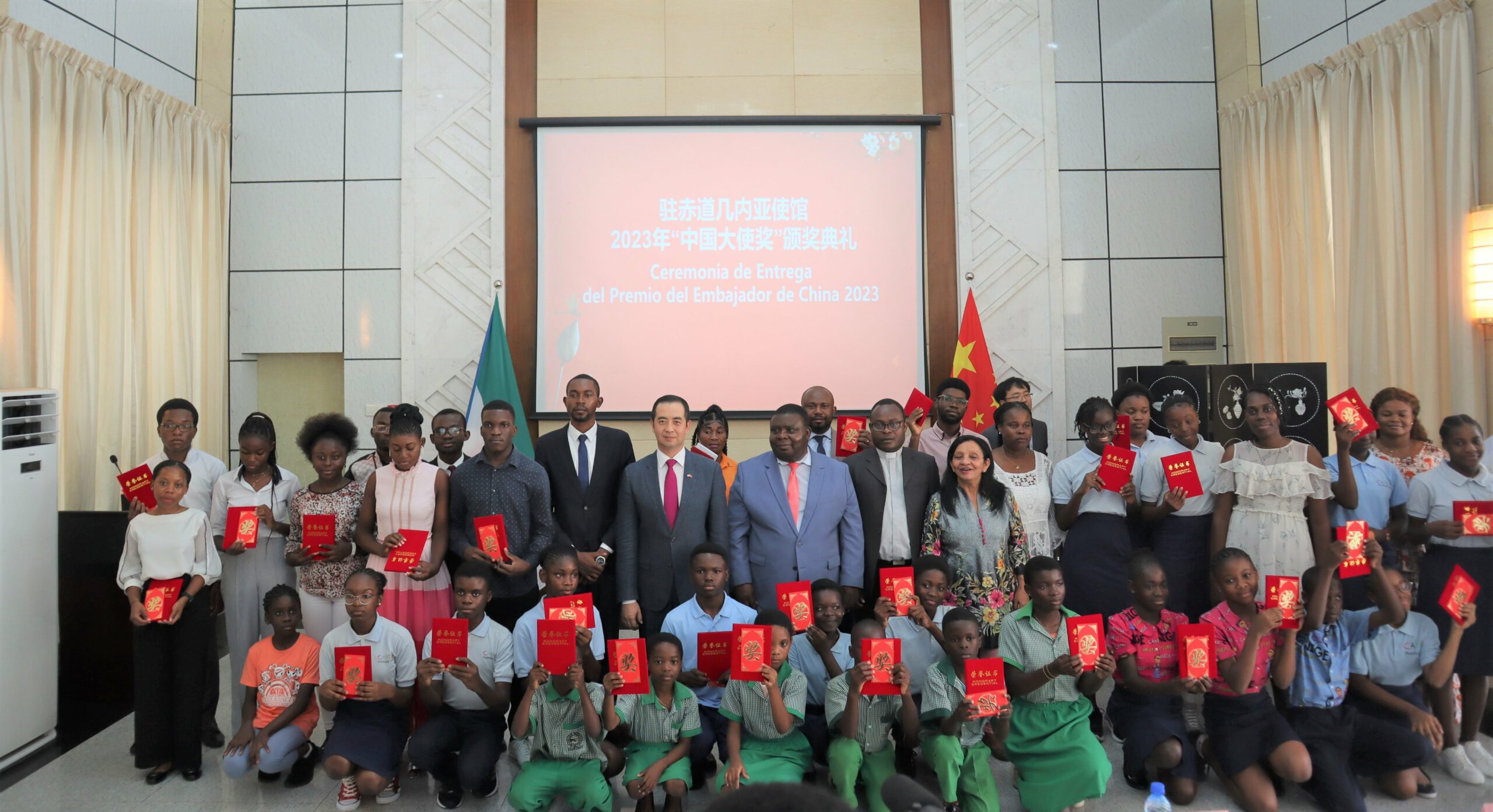 Celebrating Student Excellence: Chinese Chargé d'Affaires Awards 47 Students in Malabo, Equatorial Guinea
