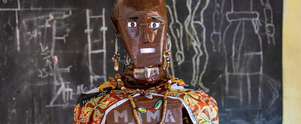 Central African Republic: a student creates a cultural and ecological robot